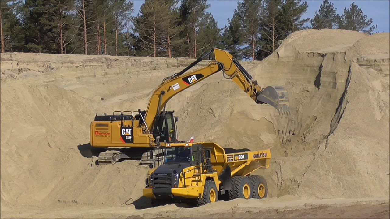 Koparka Cat 326F załadunek do pełna wozidła Komatsu HM 300