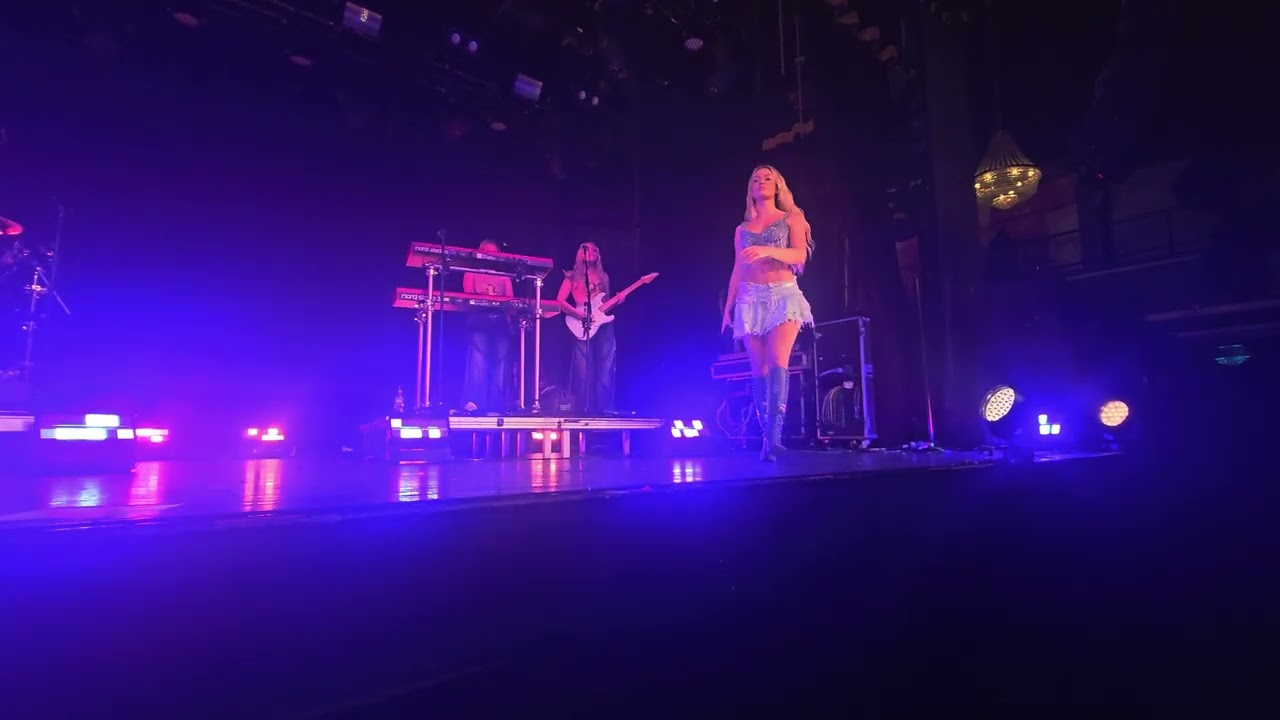 Zara Larsson - i can't fall in love without you Live in Boston