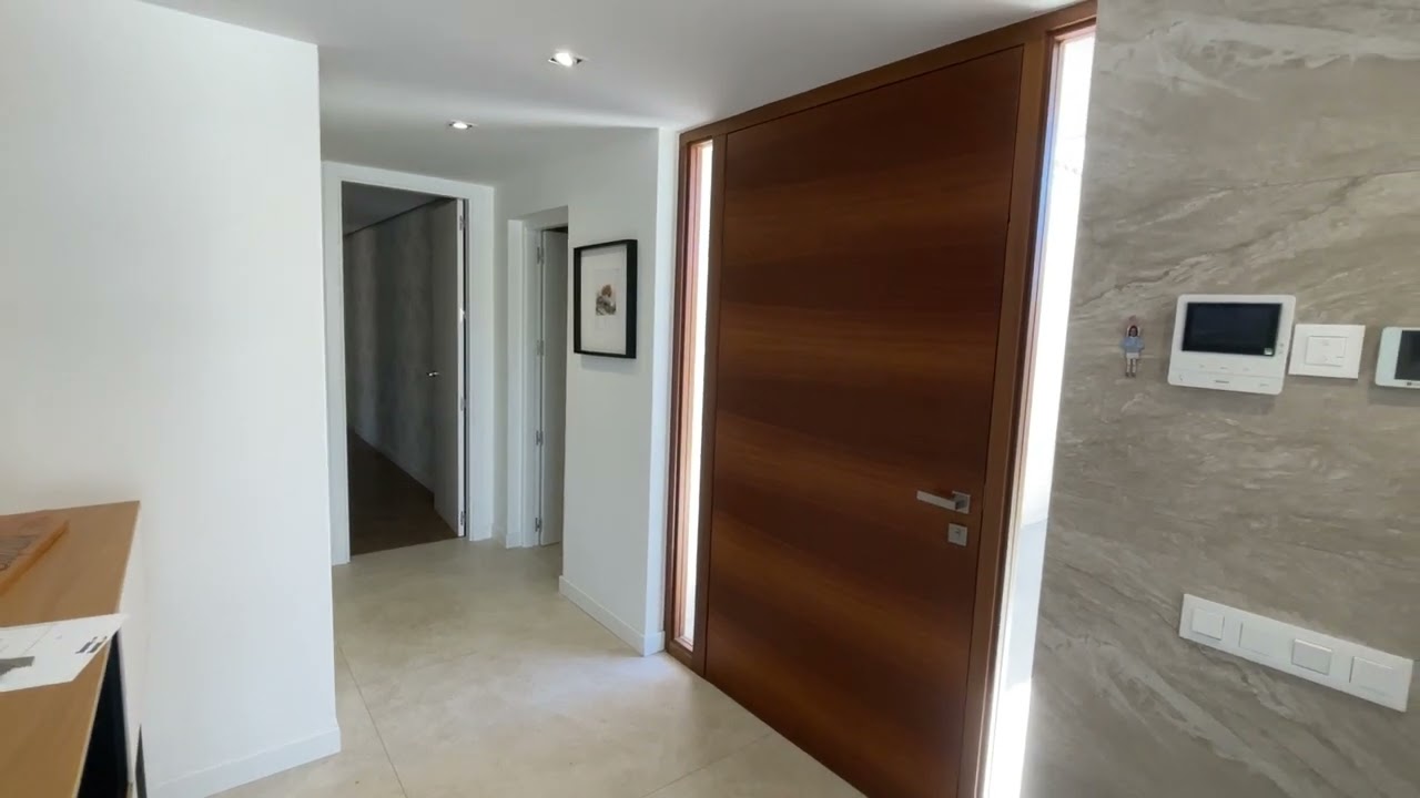 PUERTA PIVOTANTE CON DOS FIJOS LATERALES EN IROKO