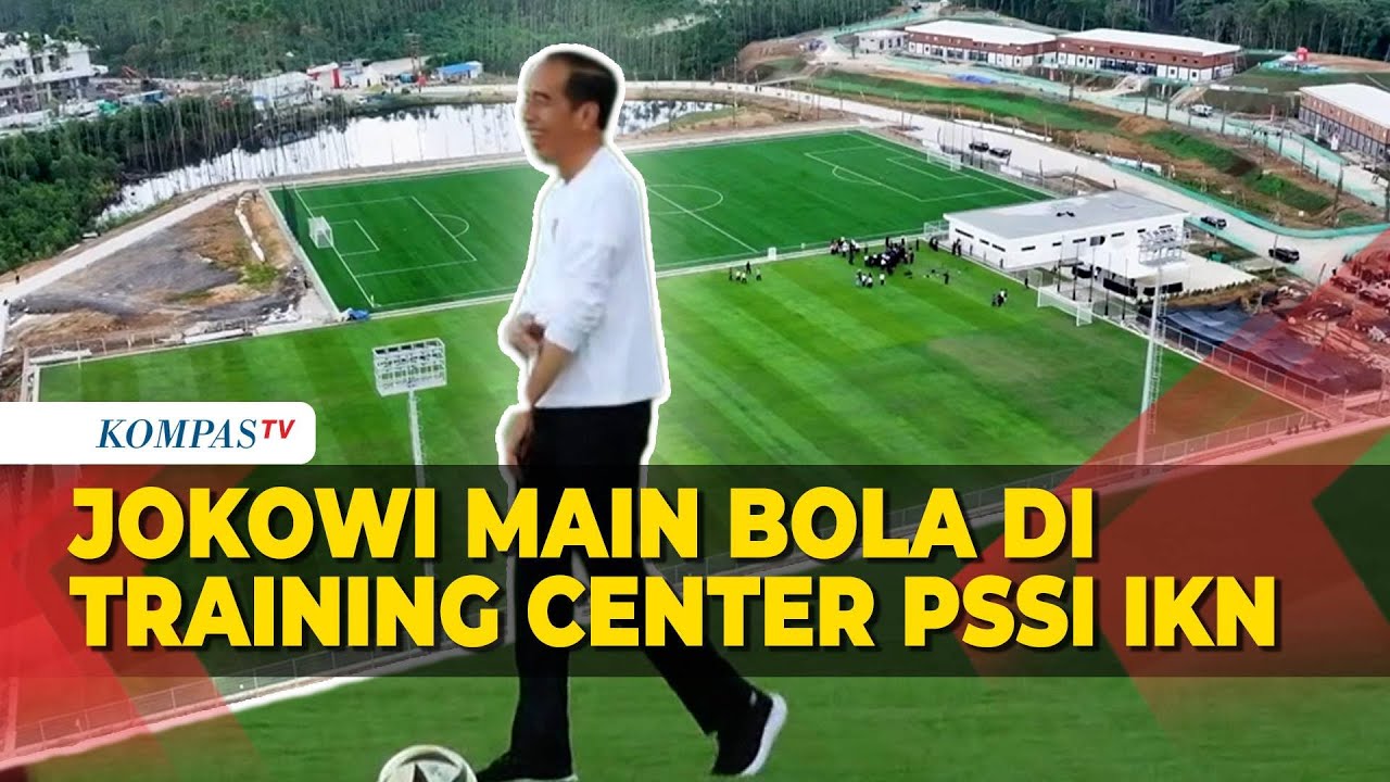 Saat Jokowi Main Bola Kala Tinjau Lapangan Pusat Latihan PSSI di IKN