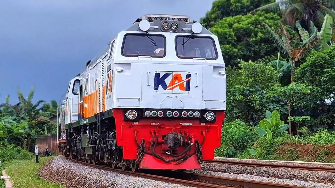 KERETA API PANJANG‼️ HUNTING 30 KERETA API NGEBUT DI PERLINTASAN MENIKUNG