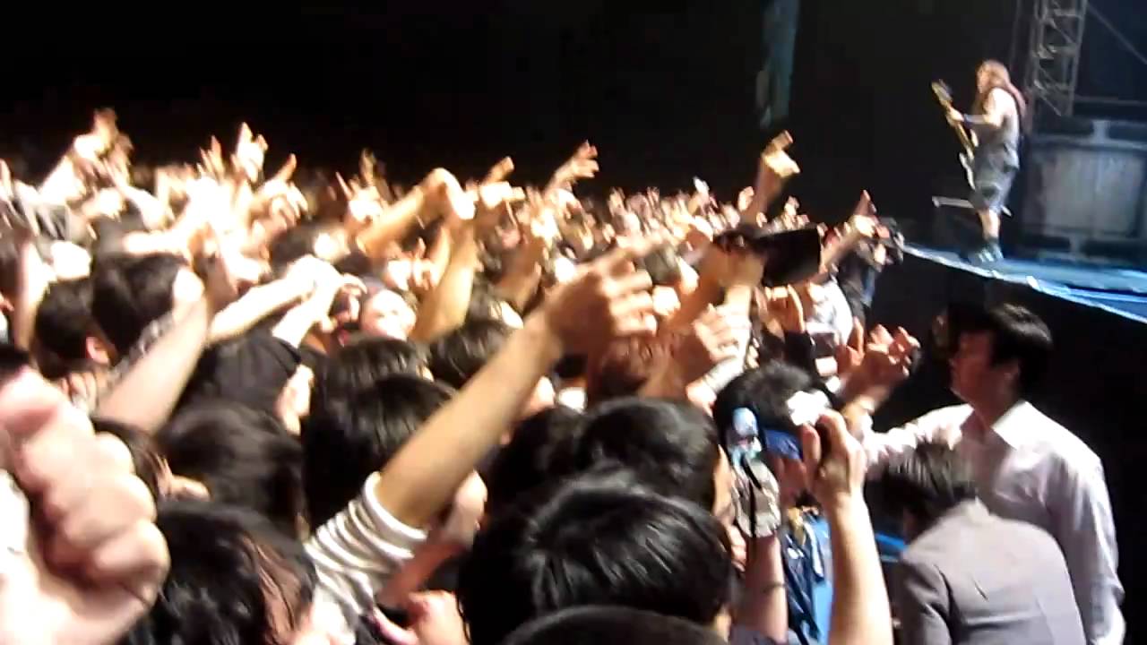 Iron Maiden - 2minutes to midnight (Live in Korea)