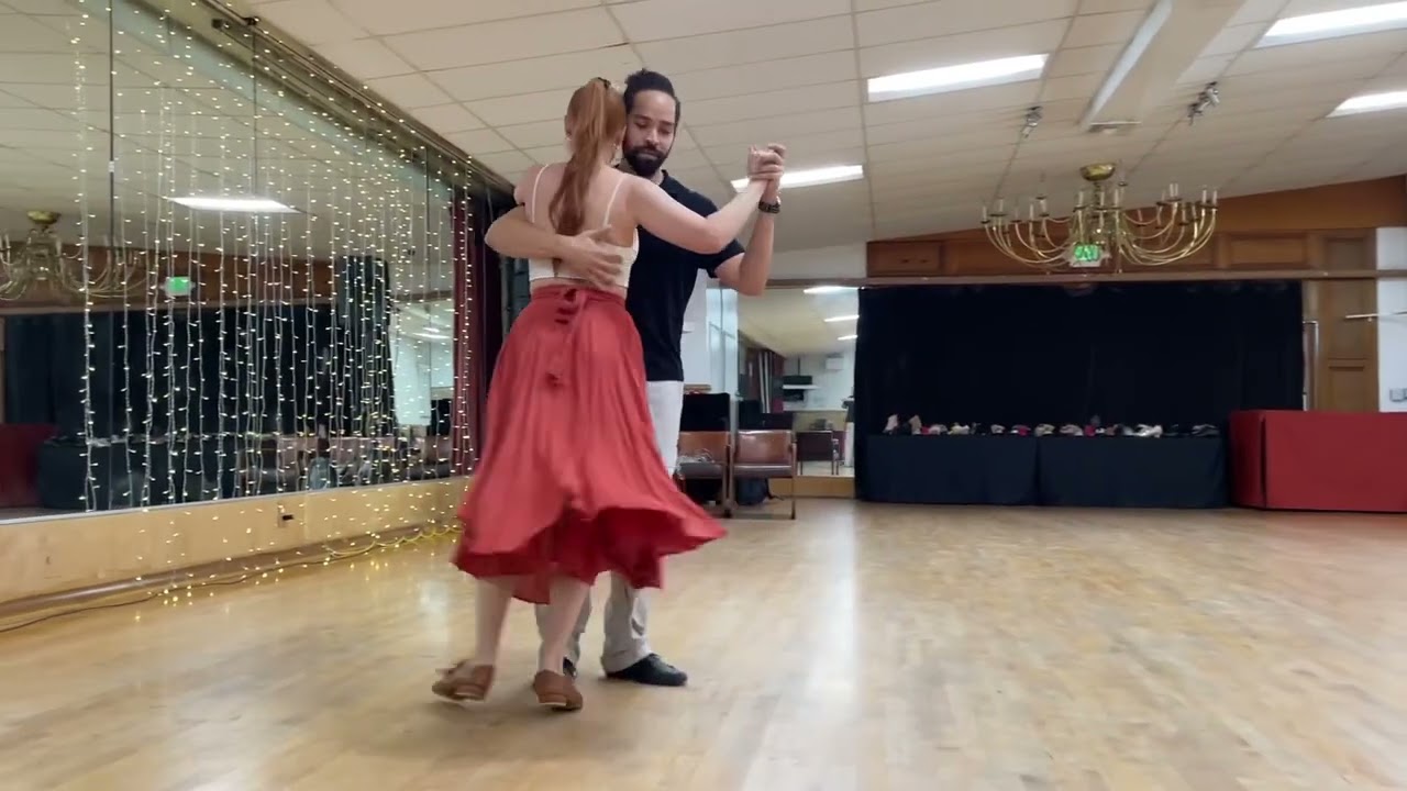 Tango 300: crosses and the free leg