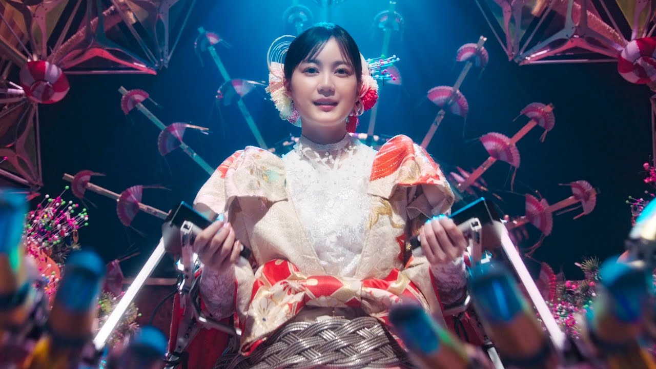 生田絵梨花、全長6m！超ド派手衣装で健気に歌唱！？　「ＡＤＥＫＡ」TVCM「素財姫（縁起物）篇」