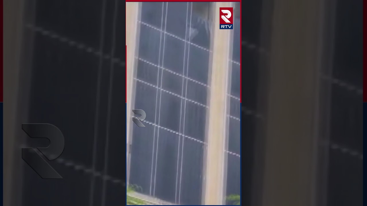 Fire breaks out in Greater Noida mall, people seen jumping off building | RTV