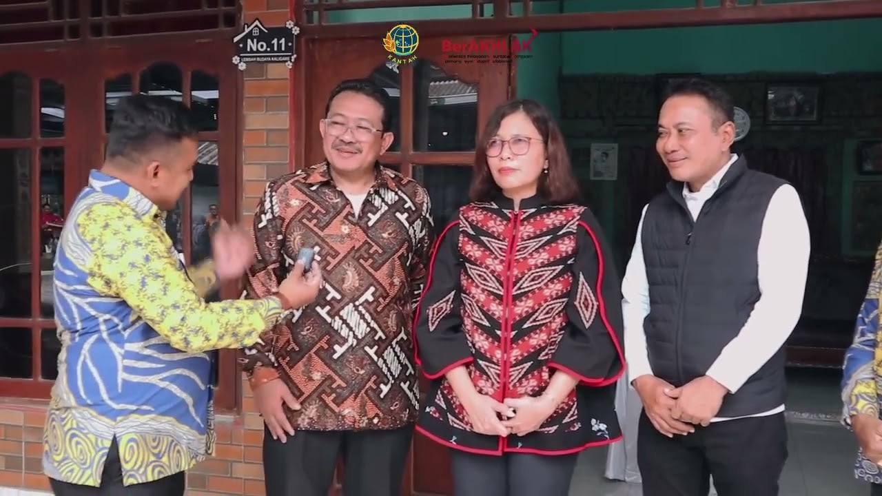 Menteri ATR/BPN menyerahkan sebanyak 965 sertipikat Konsolidasi Tanah
