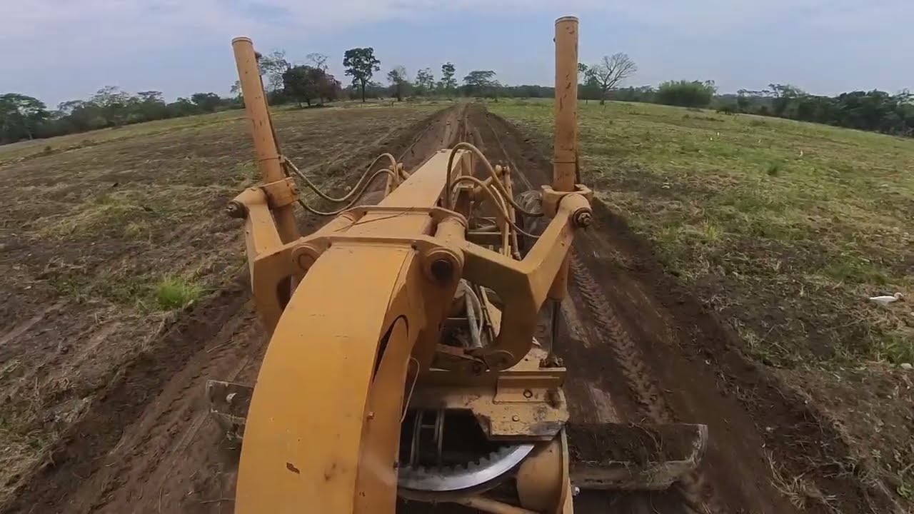 motoniveladora mitsubishi conformando carreteras