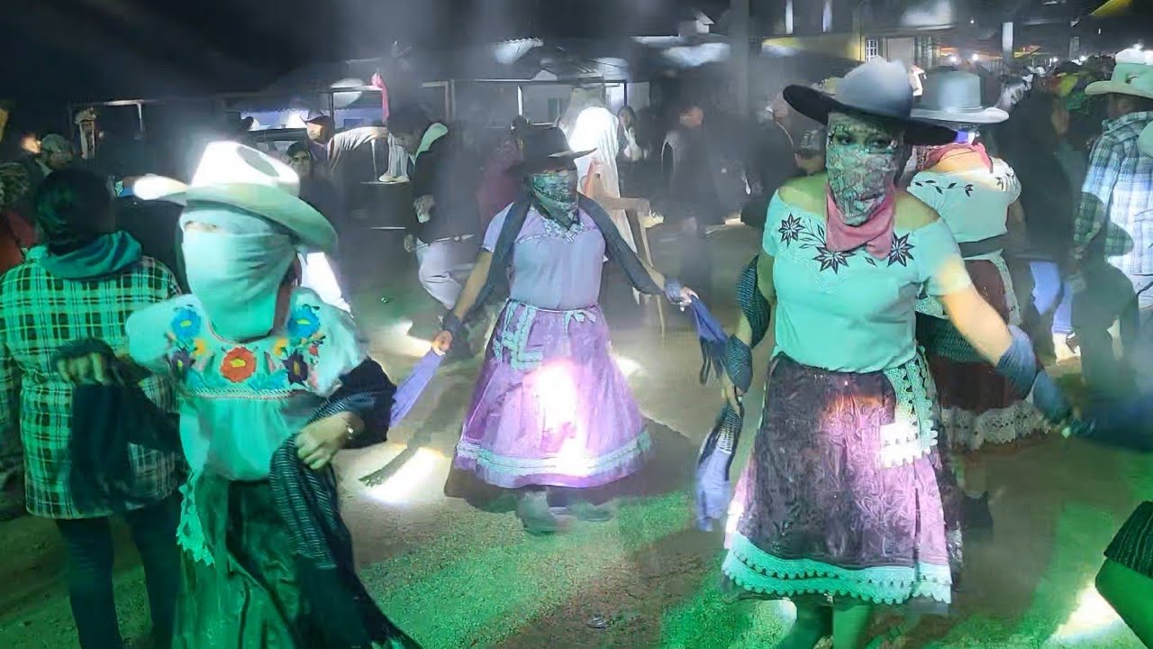 Baile de carnaval Loma Reyes Almacen San Juan Mixtepec Juxtlahuaca Oaxaca Mexico región Mixteca 