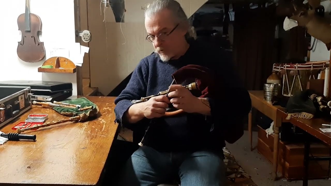 My Burleigh(?) Northumbrian Small Pipe in trad 'F'.