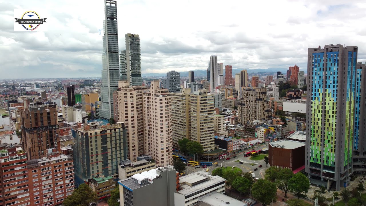 VOLANDO EN DRONE 4K - EL CENTRO DE BOGOTA