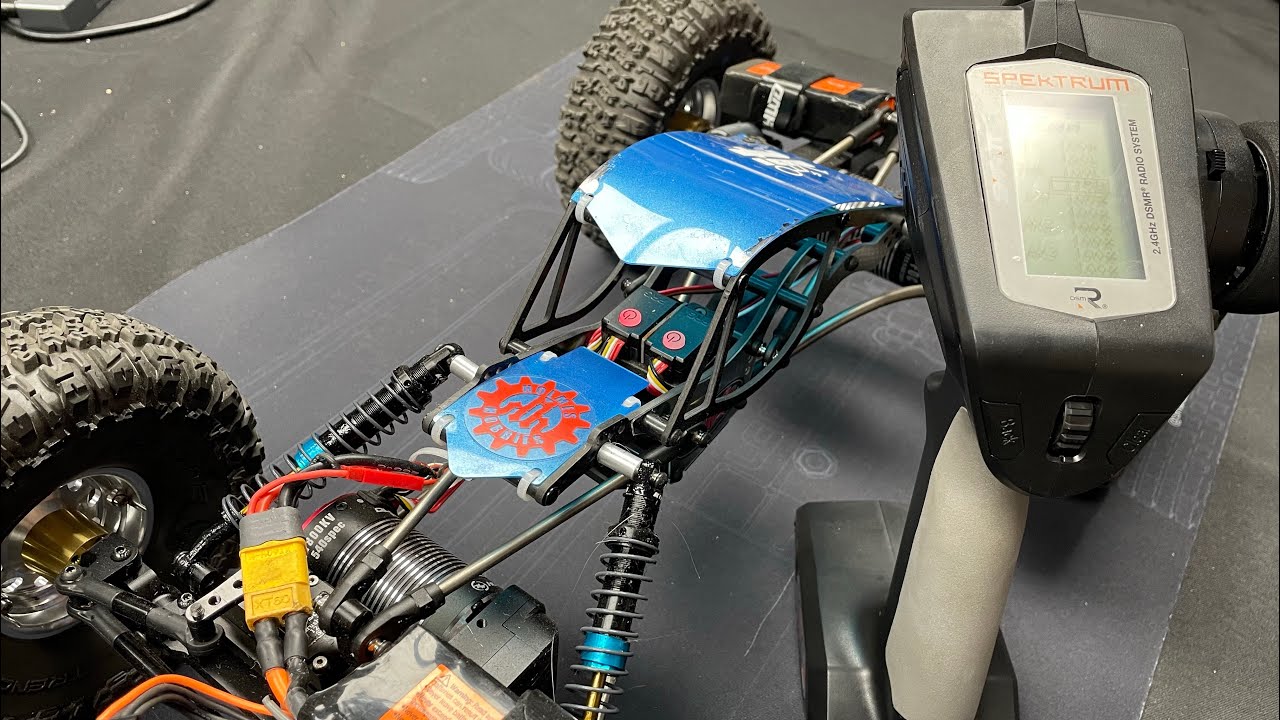 Радиоуправляемый гусеничный самолёт MOA с двумя Hobbywing Fusions, работающий на Spektrum DX5C