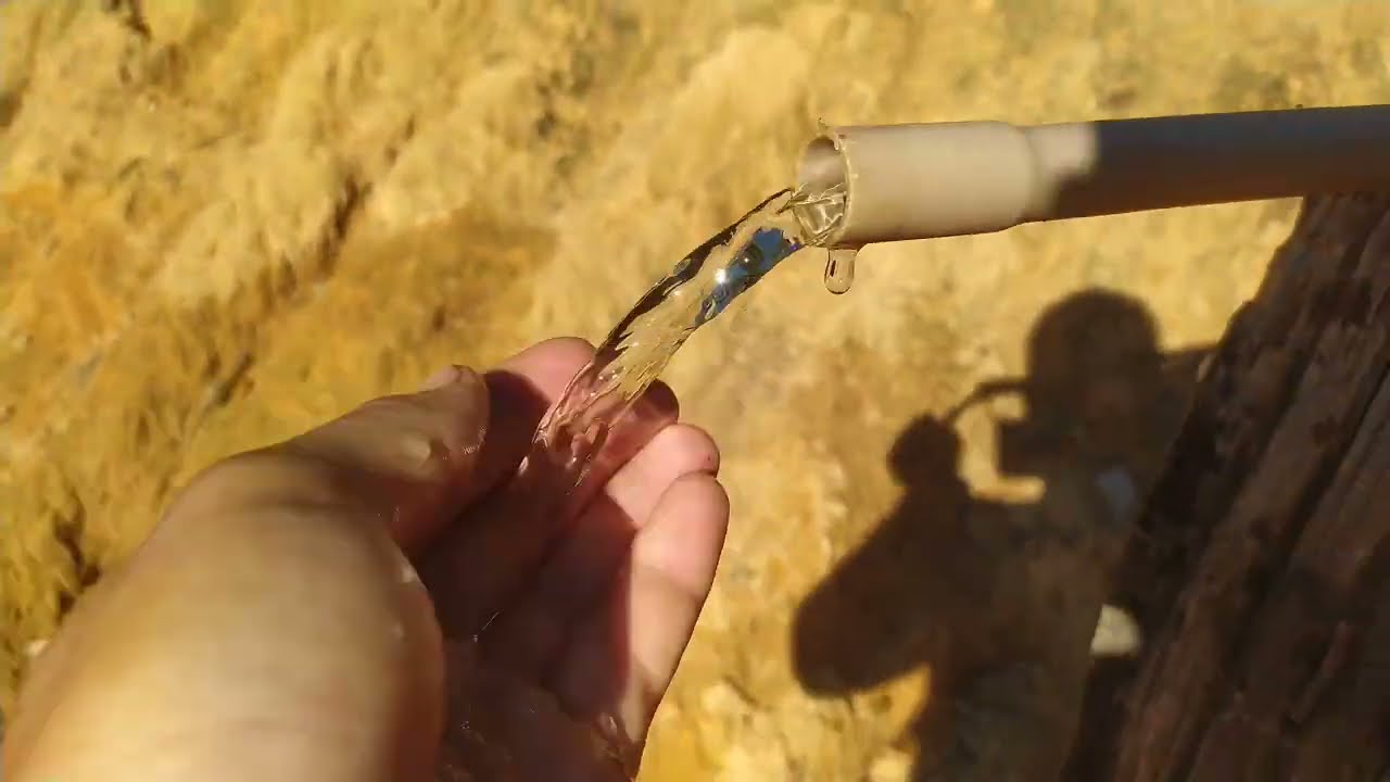 Colocando água na represa com queda natural.