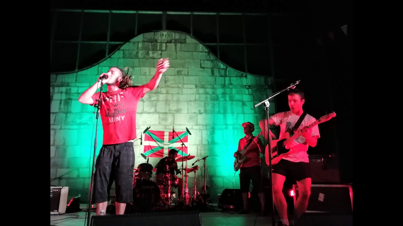 Xiberoots Acoustique avec l'ikastola d'Alos Mauléon place haute Ville