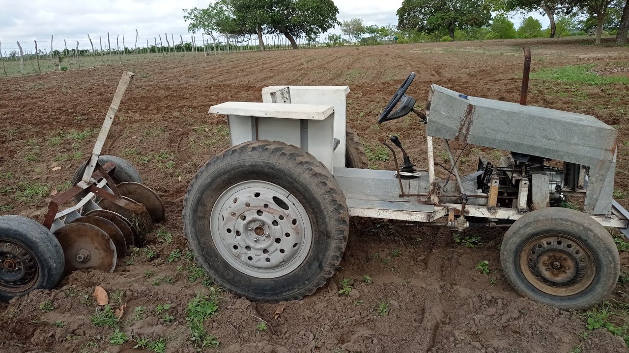 Mini trator caseiro cortando terra no sitio baixio
