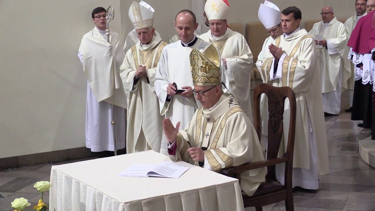 abp Wiktor Skworc podpisuje dokumenty synodalne