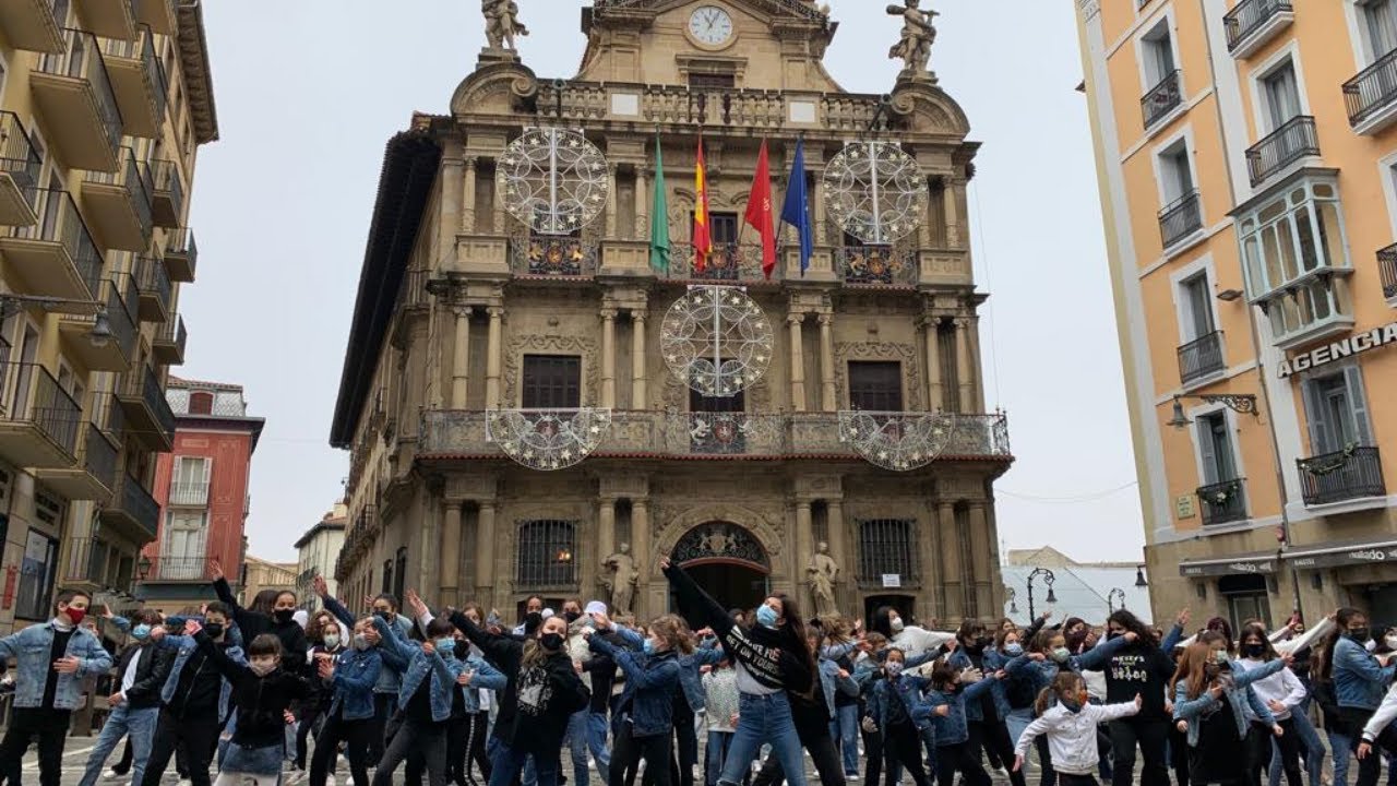 Baile en Ayuntamiento de Pamplona con explicaciones históricas San Fermín | Escuela de baile Le Bal