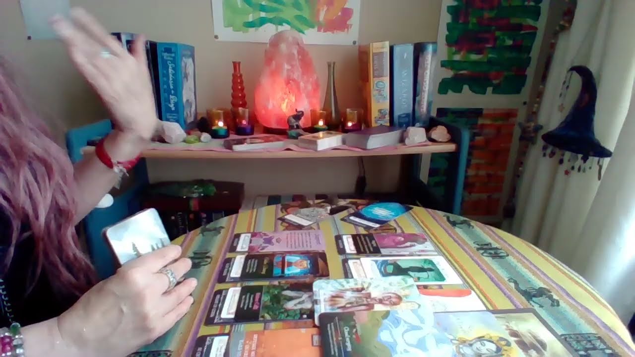 PISCIS!! 🔮 Basta de dar de más!! Alguien está a un punto de que le dejes atrás, tiene que actuar!!