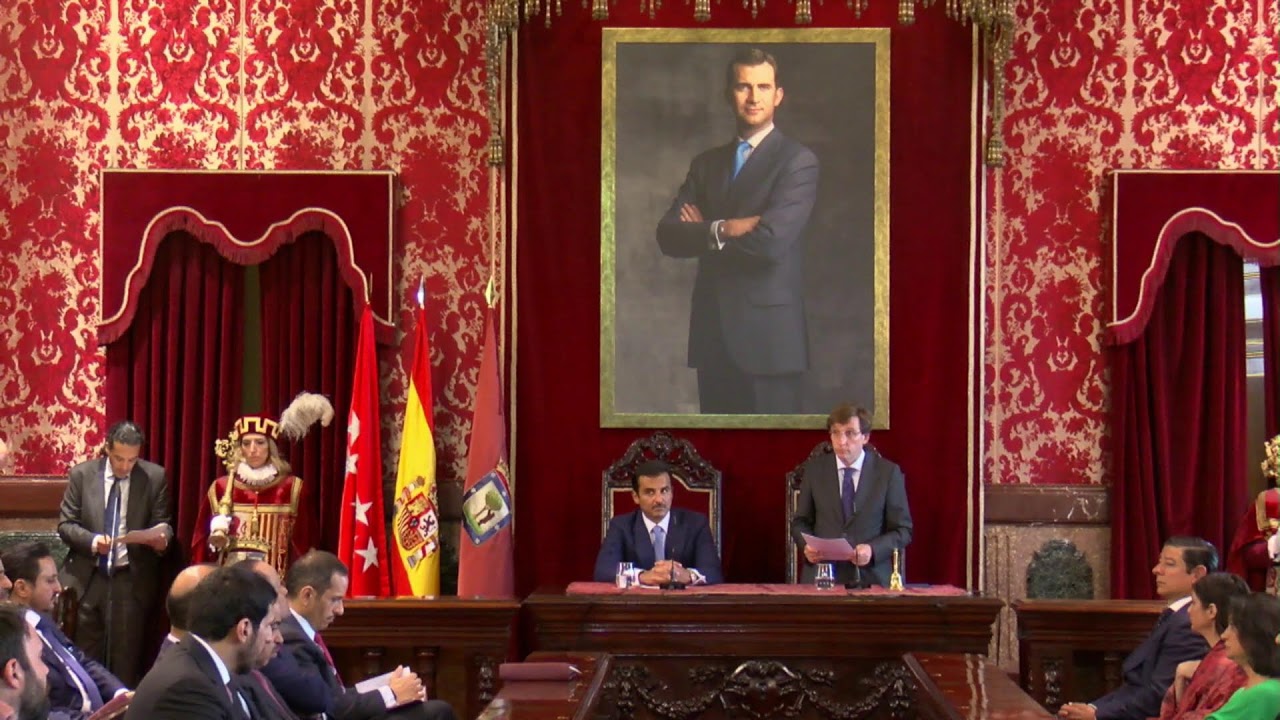 Almeida entrega la Llave de Oro de la Villa de Madrid al emir de Catar