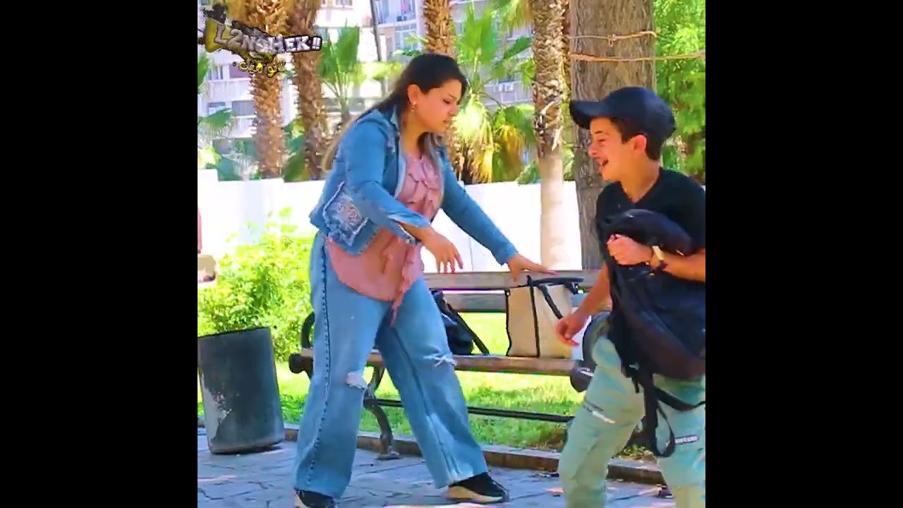 اب ساكو بدو يطلع مع البنت عالربوة يلي صار مو منطقي 🤣😂مسكين اكل كف متل فراق الوالدين هههههه