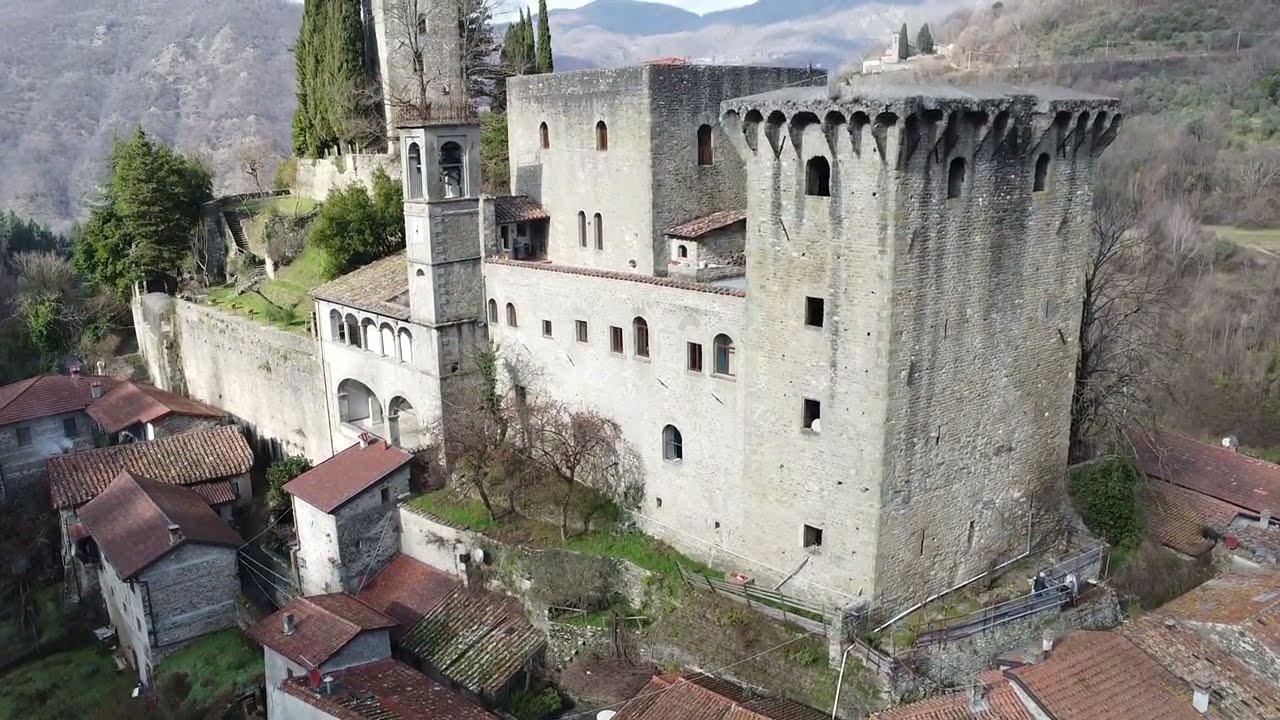 Castello della Verrucola e altro tra Lunigiana e Garfagnana con drone