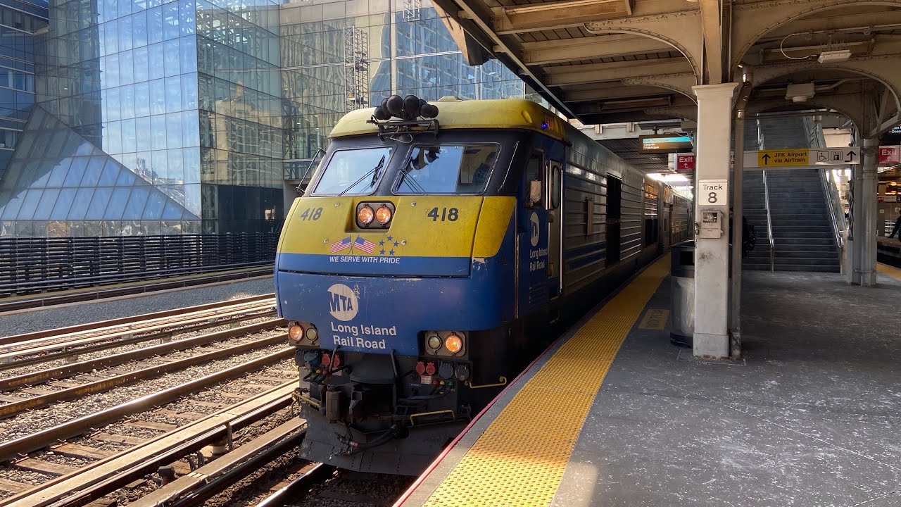 LIRR: DE30AC diesel locomotive leaving Jamaica