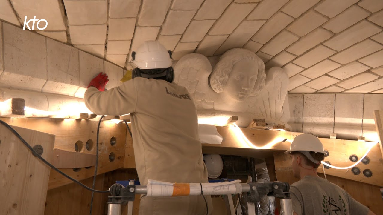 La croisée du transept de Notre-Dame de Paris retrouve sa voûte