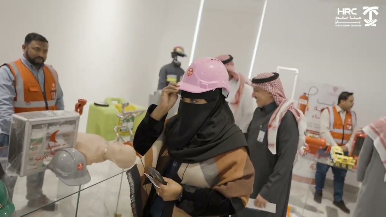 إقامة معرضًا توعويًا وورشة عمل مصاحبة حول أساليب الأمن والسلامة