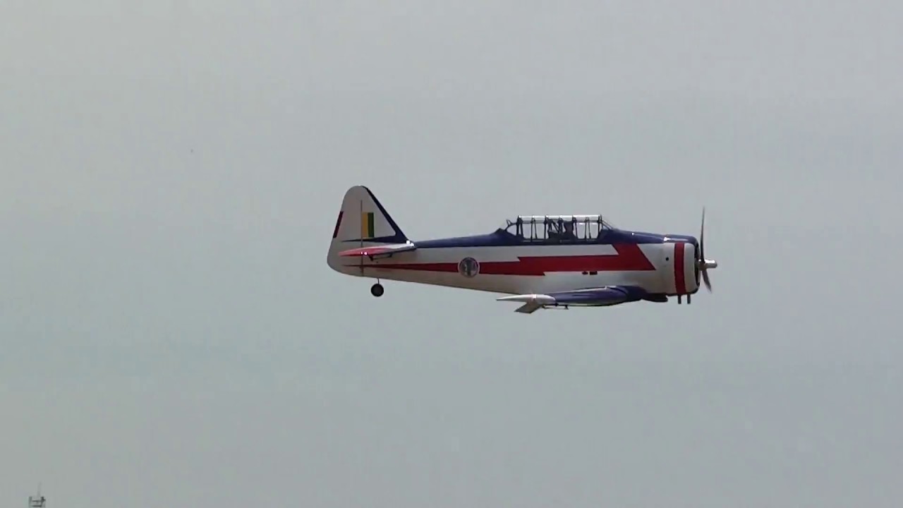 T6 Nick Ziroli AT-6 Texan nas cores da Esquadrilha da Fumaça