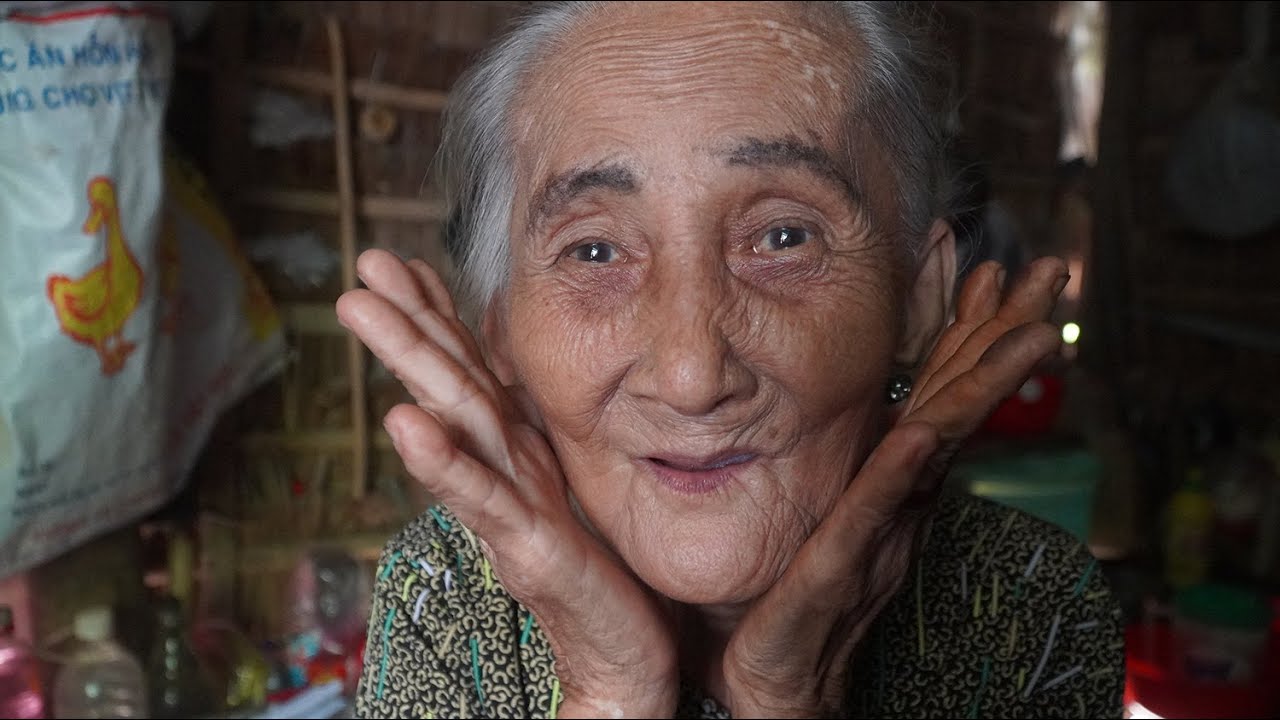 Không cầm được nước mắt bà cụ 93 tuổi bị 7 người con bỏ rơi đọc câu ca dao I Phong Bụi