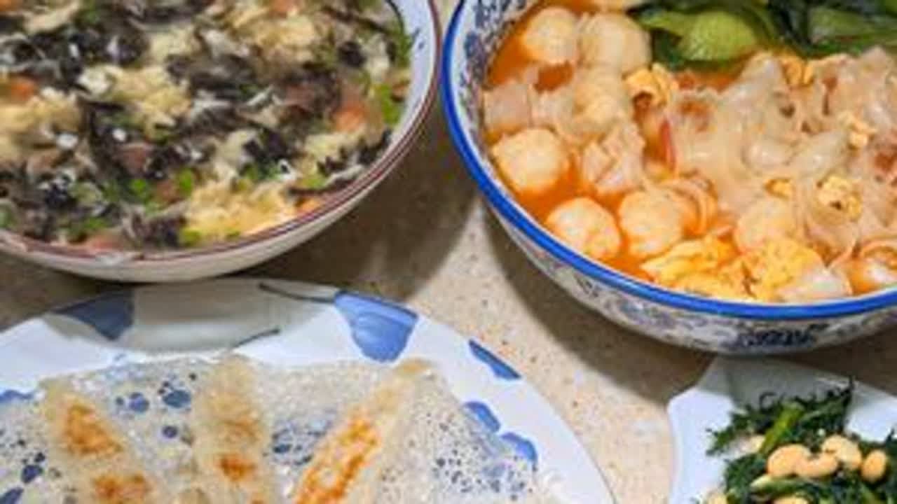 家里两个高中生，最近学习压力都大，儿子情绪低落几天了，慢慢开导，才刚好点。闺女昨晚抱住妈妈哇哇哭，说不知道为啥，就想哭，给他爸也心疼坏了。其实，最心疼的不是她哭，而是她觉得