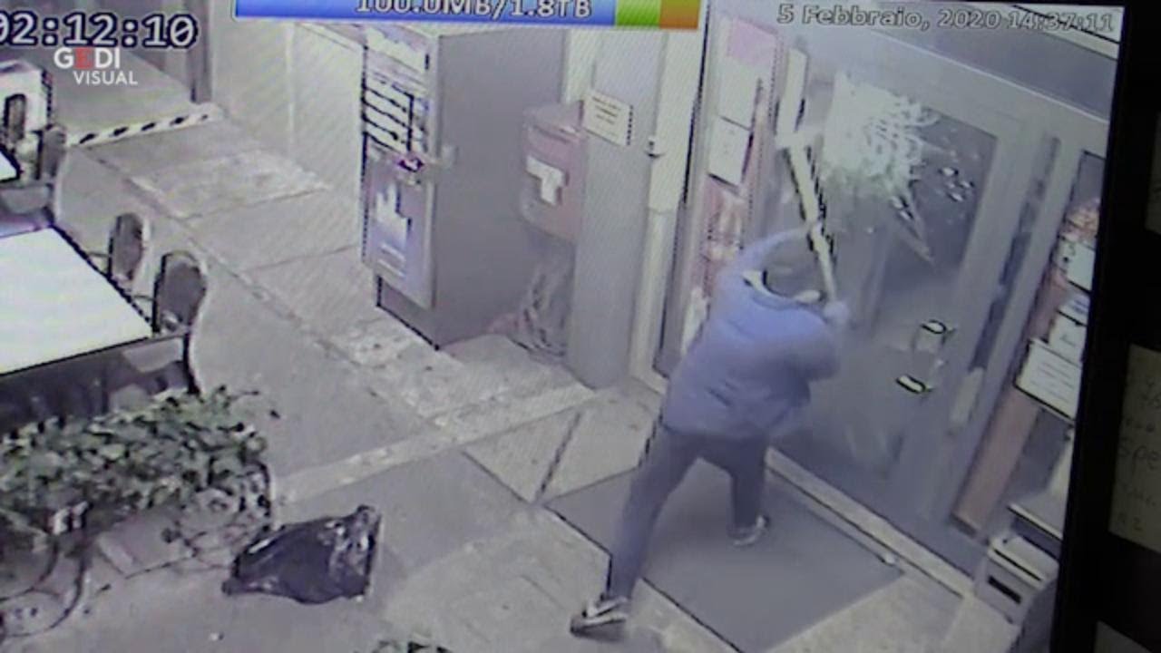 Spilamberto, con la mazza sfonda porta della tabaccheria per rubare