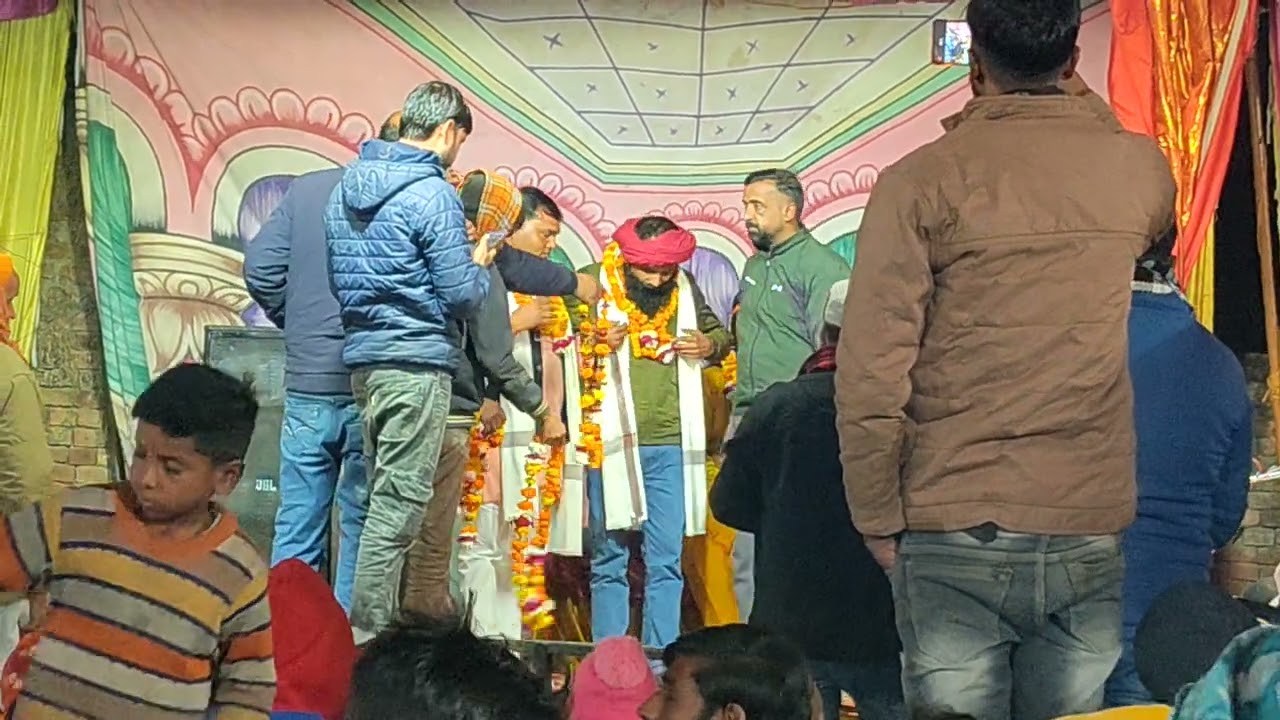 ग्राम पचलख में चल रही रामलीला के सभी कमेटी के सदस्य दो ग्राम  के प्रधान को माल्या अर्पण करते हुए s