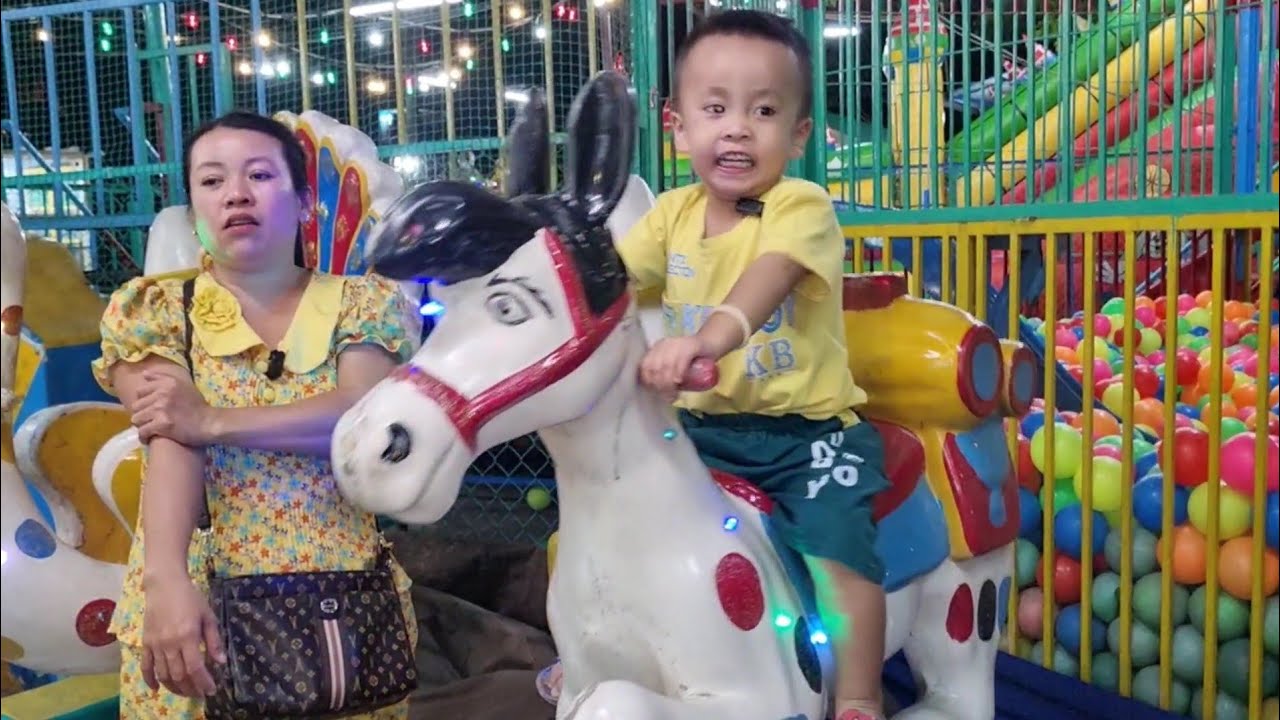 Chuột Được Mẹ Chở Lên Khu Vui Chơi Quen Thuộc Chơi Tiếp #ngocdieuvlog #chuotdichoitrochoi