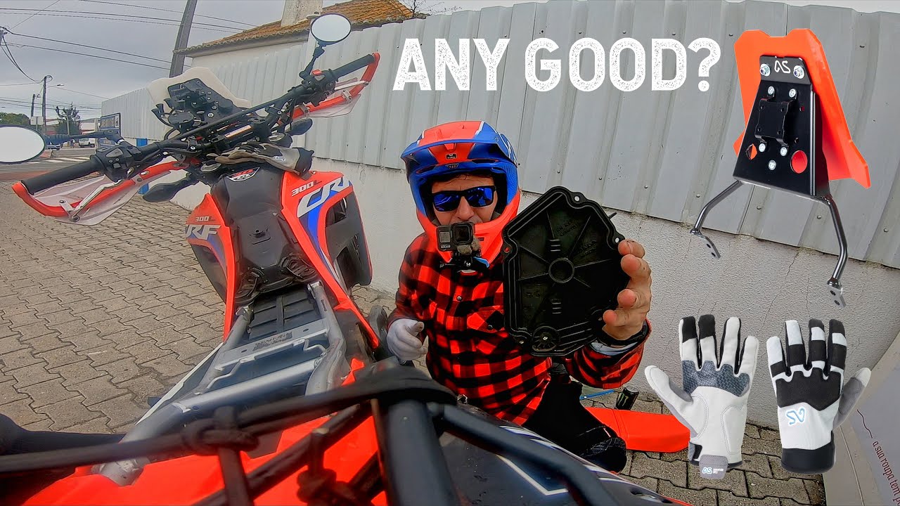 Honda CRF300L: Adventure Spec Mini Fairing, Dirt Glove, Foldable Mirrors, Handguards and Air filter.