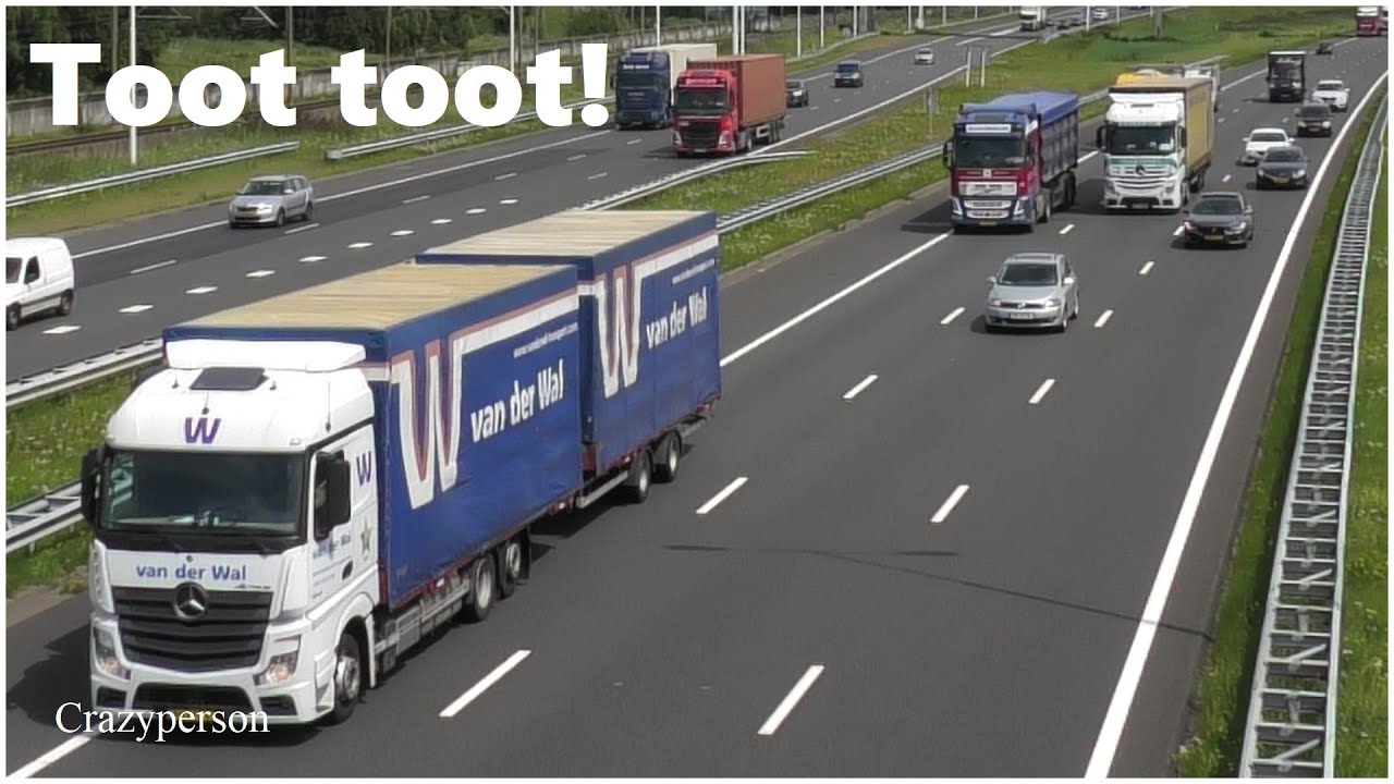 Trucks en Auto's Toeteren op Snelweg A15 Barendrecht Rotterdam