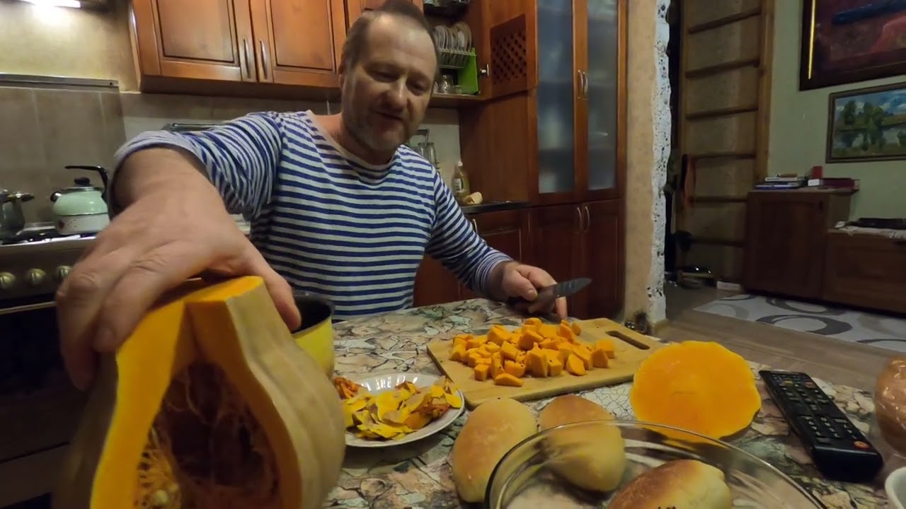 Дед Шурей готовит тыкву