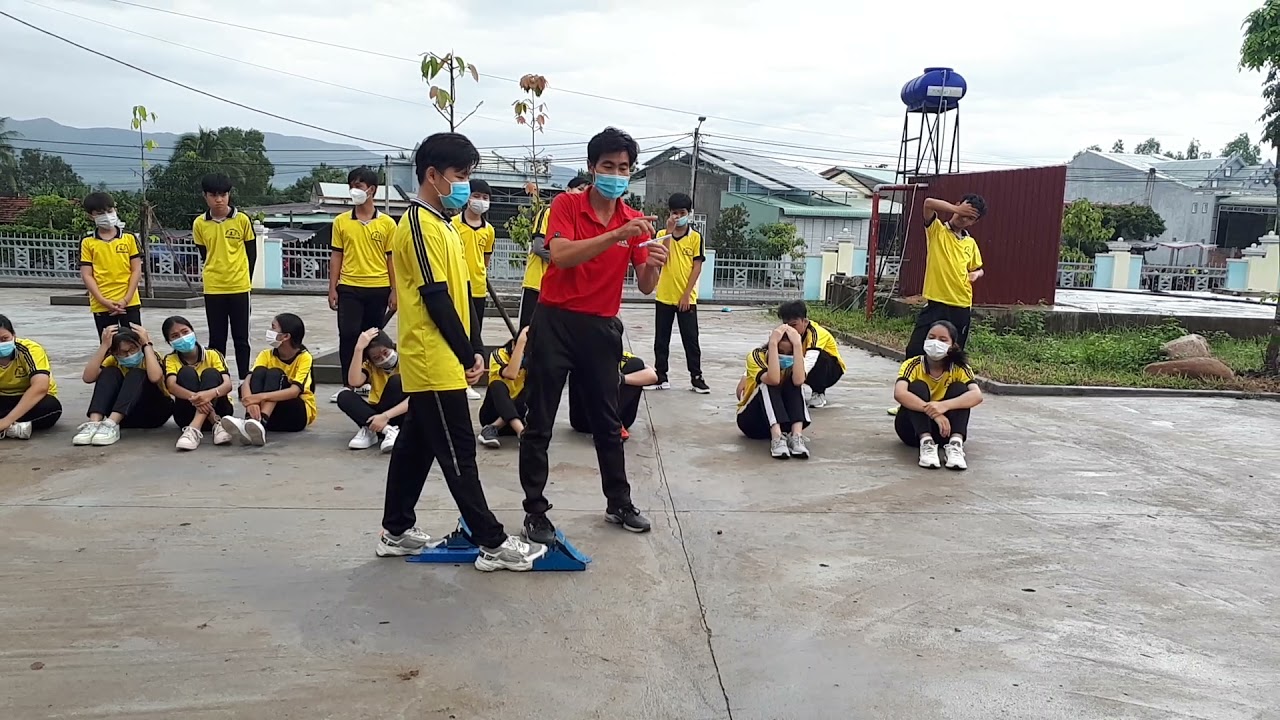 xuất phát và chạy lao sau xuất phát.