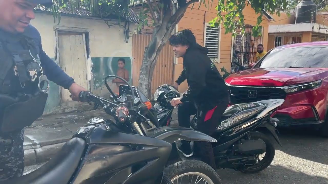 Calentando los motores recorrido de la policía en Los Barrios de San Francisco de Macorís 