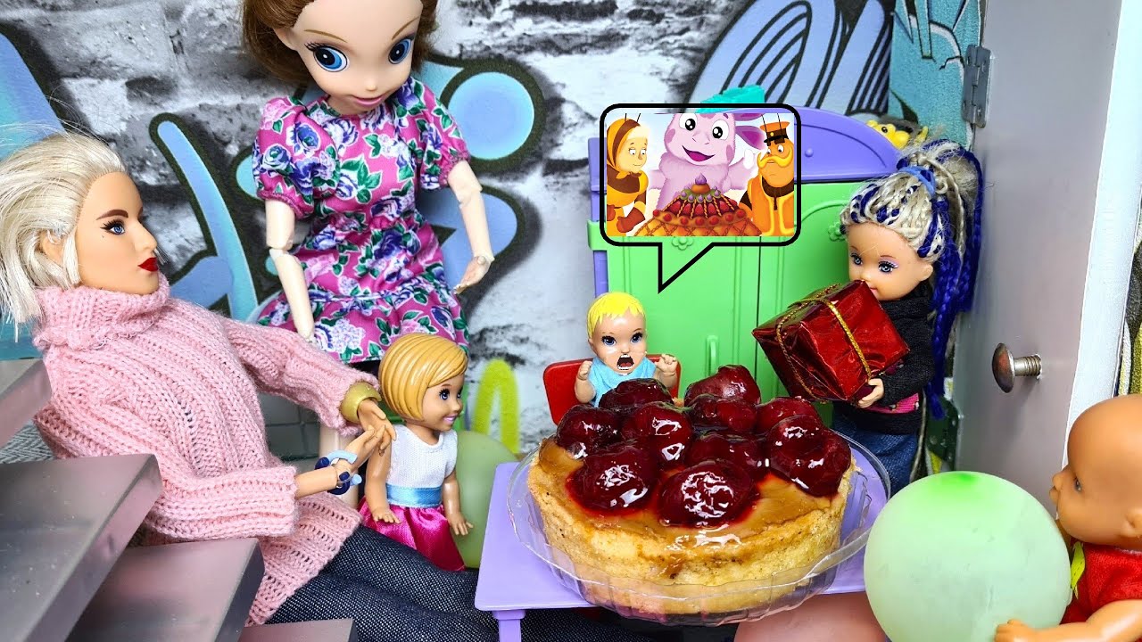 ПИРОГ БАБЫ КАПЫ НА ДЕНЬ РОЖДЕНИЯ ДАНИКА🥳 Катя и Макс веселая семейка! Куклы Барби истории  ДАРИНЕЛКА