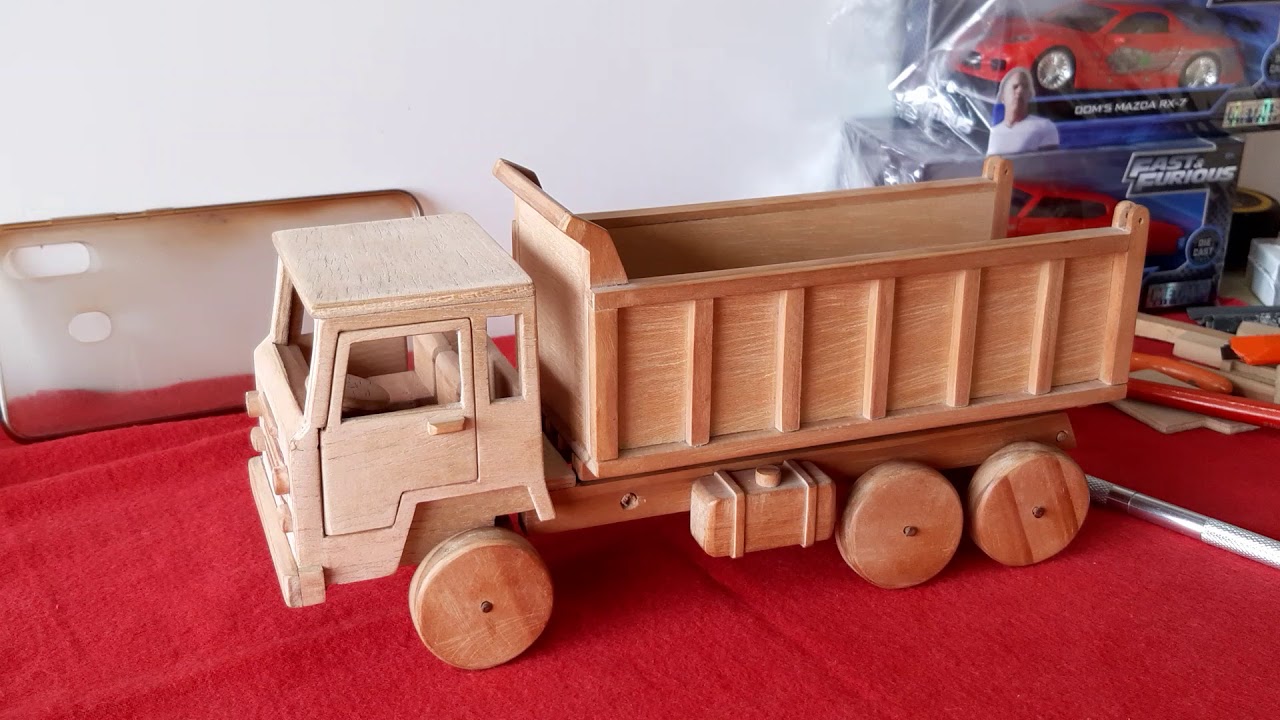 CAMION VOLQUETE de madera  a escala 1:30 reparando y colocando su puerta