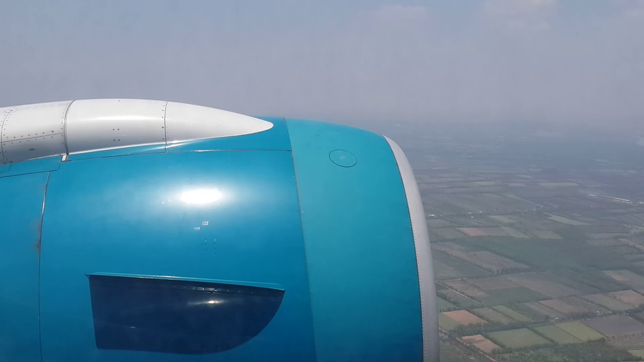 Vietnam Airlines Boeing 777 landing in Ho Chi Minh Tan Son Nhat Airport