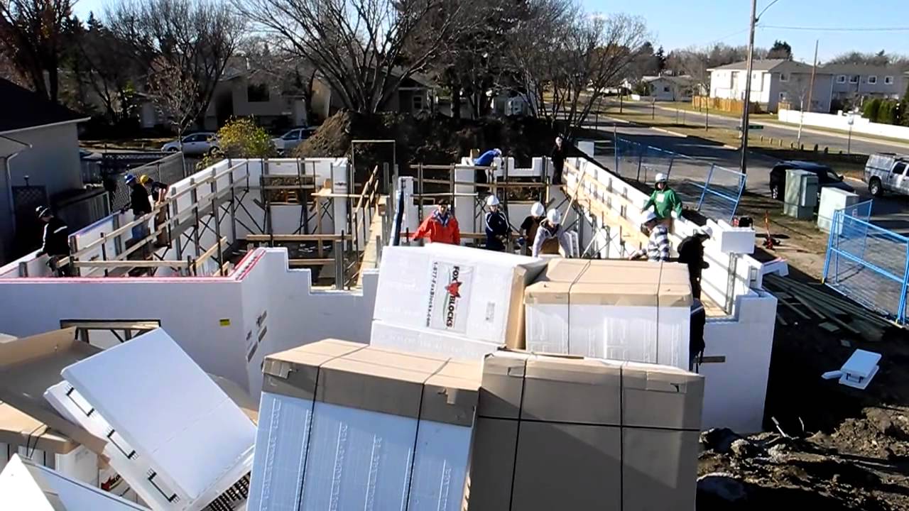 Установка несъемной опалубки Fox Blocks при строительстве дуплекса для Habitat for Humanity.wmv