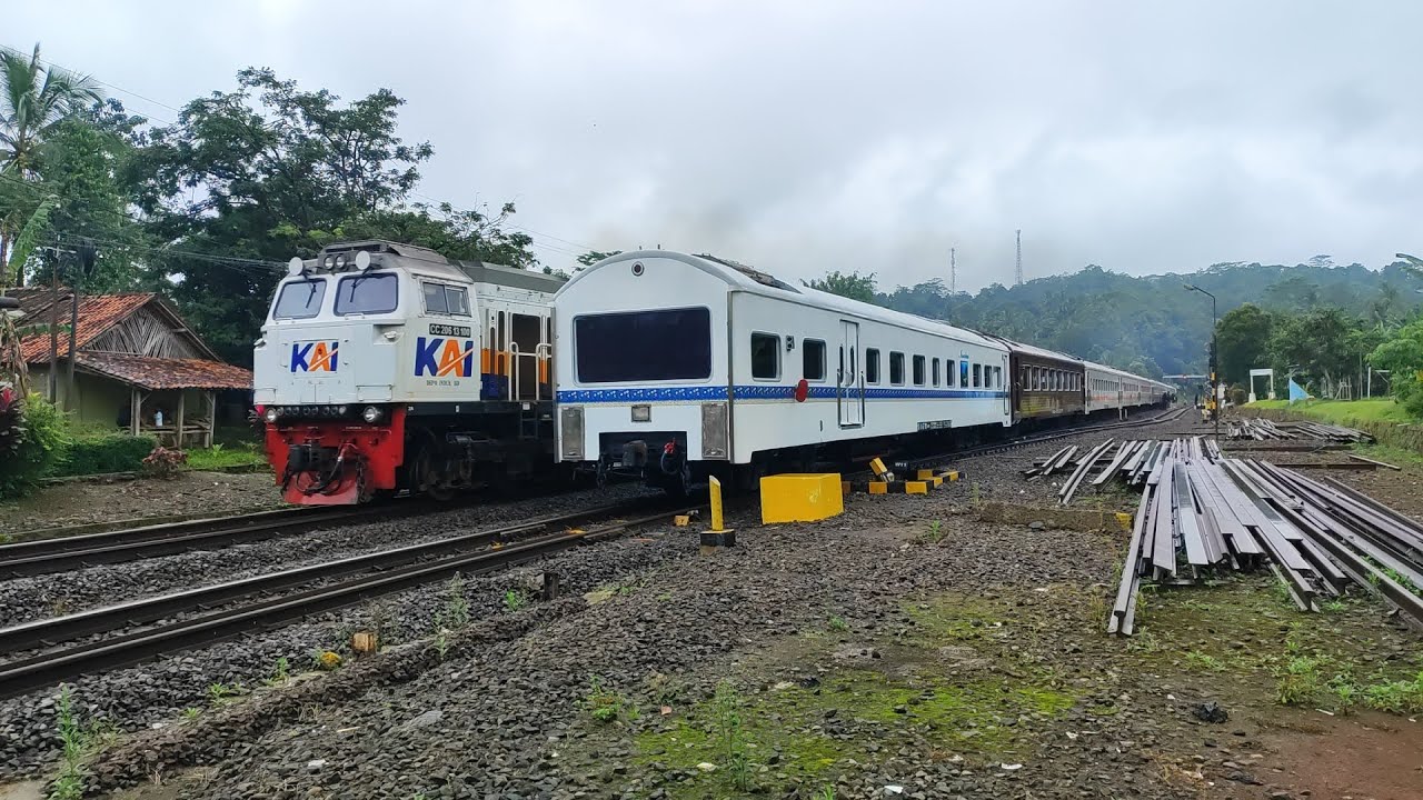 KA SERAYU MEMBAWA RANGKAIAN LUAR DINAS MEWAH