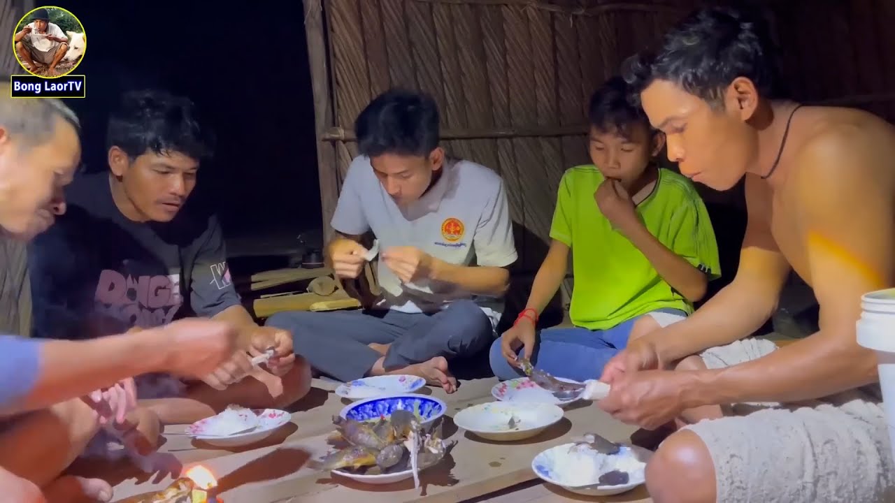 បងប្អូនជុំគ្នាត្រីក្រាញ់អាំងឈ្ងុយនៅខ្ទមលើកោះស្បូវ WE GRILL CLAMBING PERCH AND EAT TOGETHER 4K VIDEO