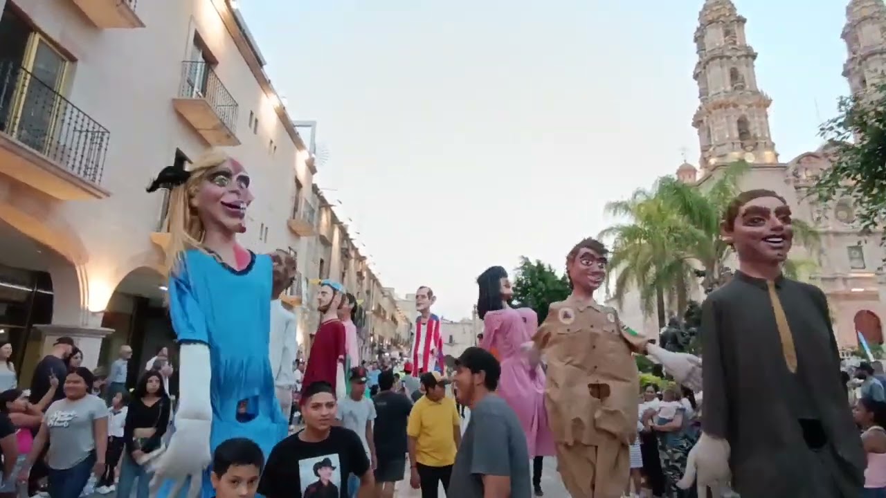 mojigangas bailando centro de San Juan de los Lagos
