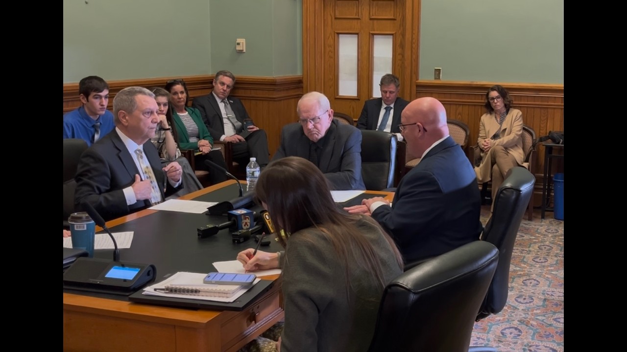 Iowa Senate subcommittee considers bill limiting governor's emergency powers