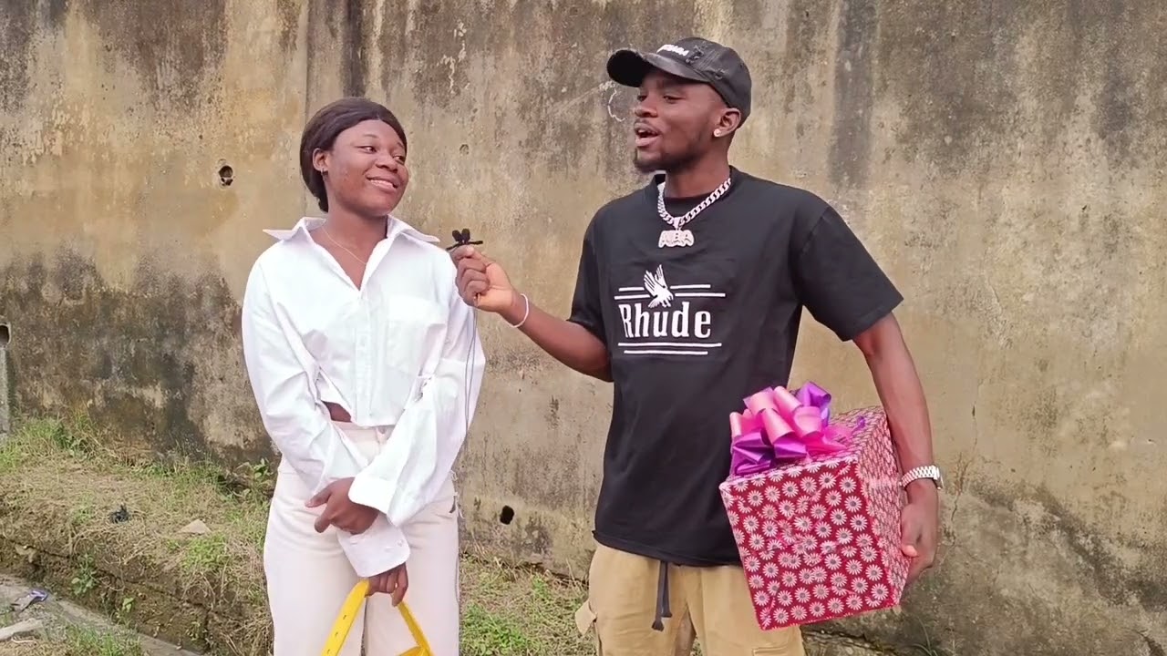 Frankie humilié, elle préfère Léon et jette même son cadeau et promet de le bloquer.
