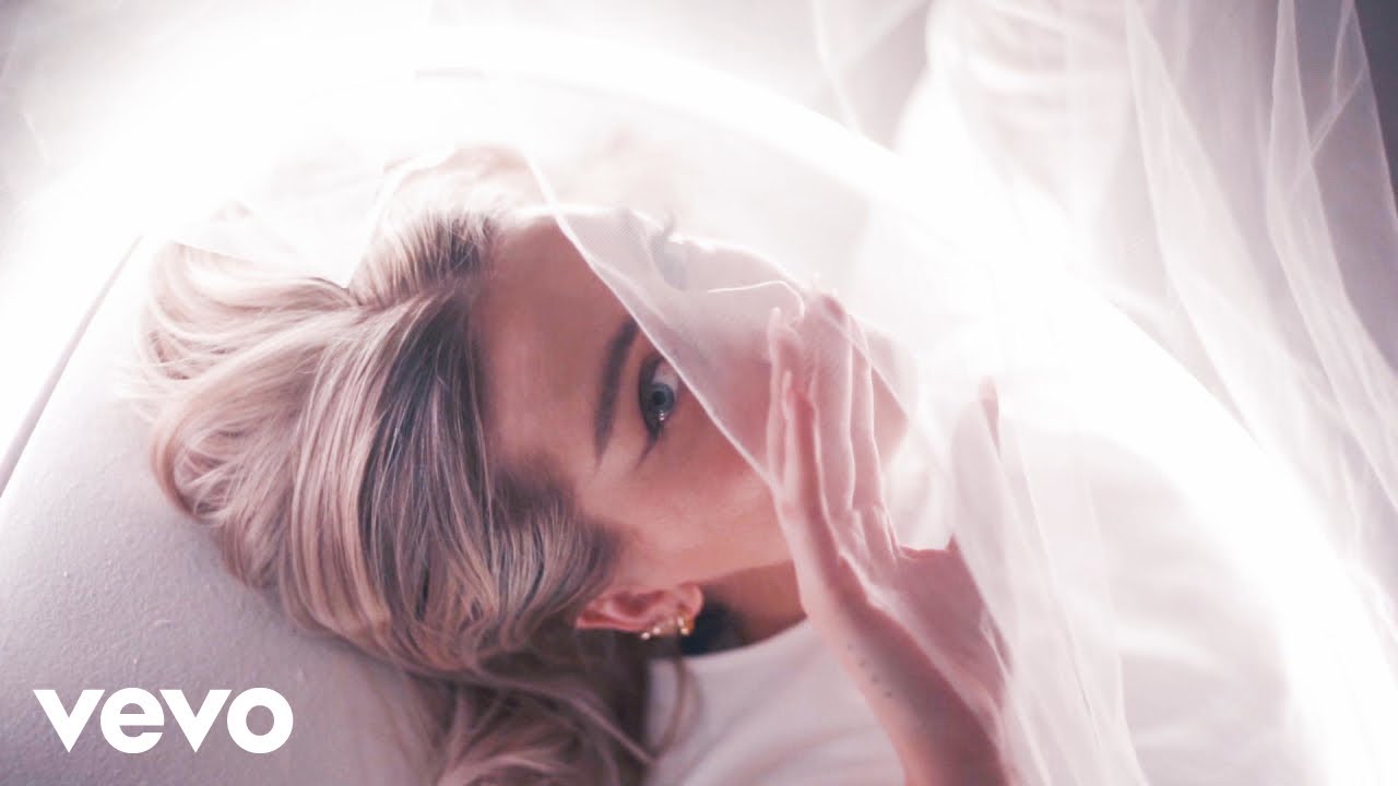 Emilie Adams - Romantic (Lyric Video)