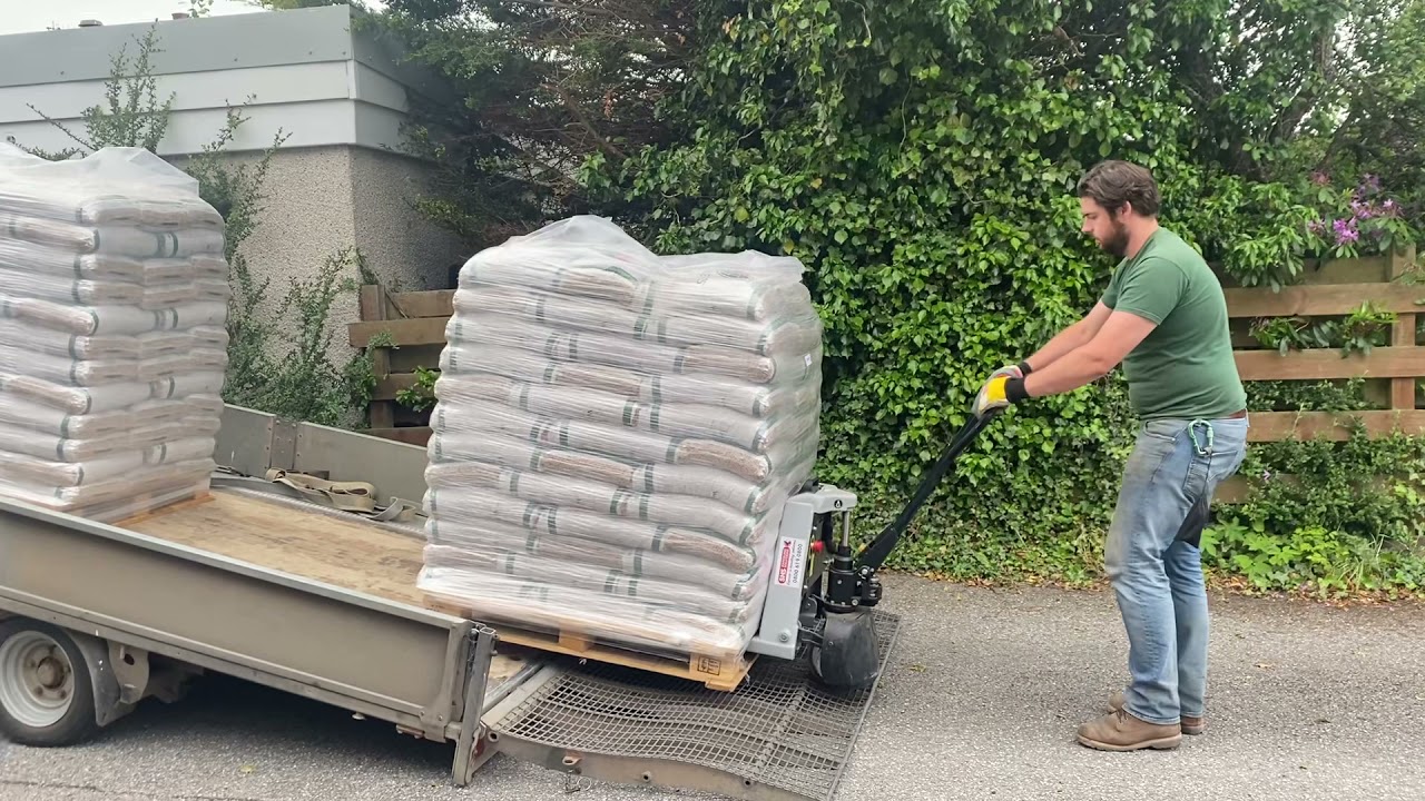 Offloading 1T pallet off tiltbed trailer with electric pallet truck.