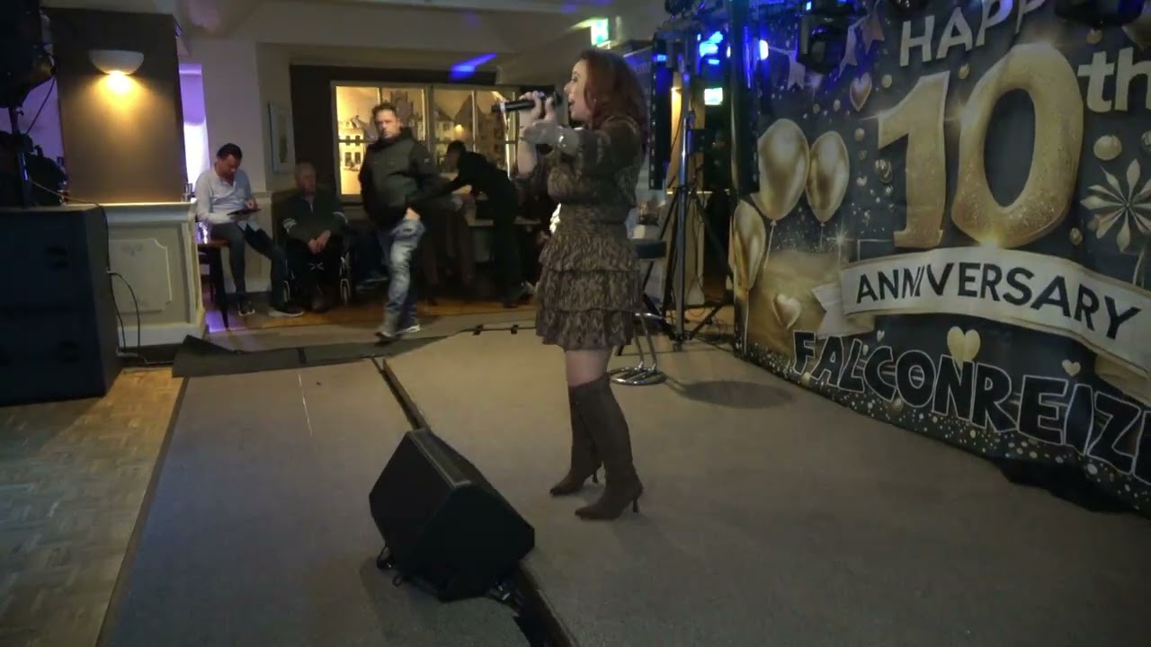 Susanna Veldmeijer zingt een medley van Marianne Weber voor het 10 jarig jubileum van Falcon Reizen.